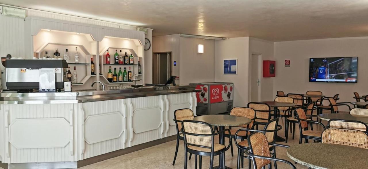 Hotel Cosmos Римини Екстериор снимка