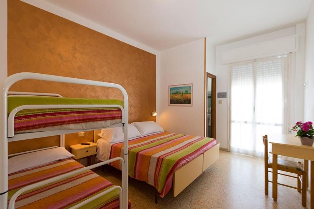 Hotel Cosmos Римини Екстериор снимка