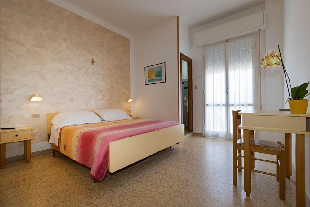 Hotel Cosmos Римини Екстериор снимка