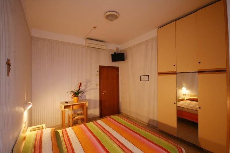 Hotel Cosmos Римини Екстериор снимка