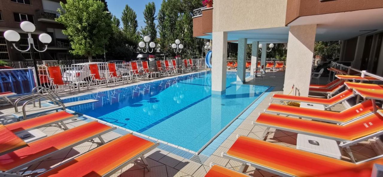 Hotel Cosmos Римини Екстериор снимка