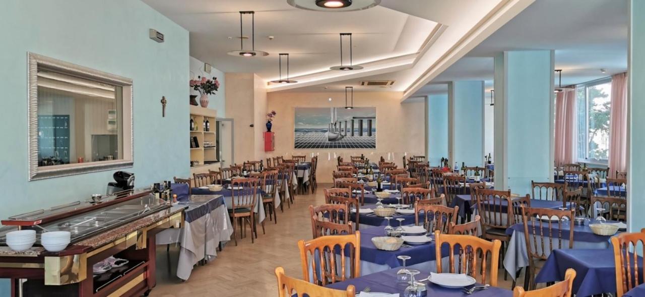 Hotel Cosmos Римини Екстериор снимка