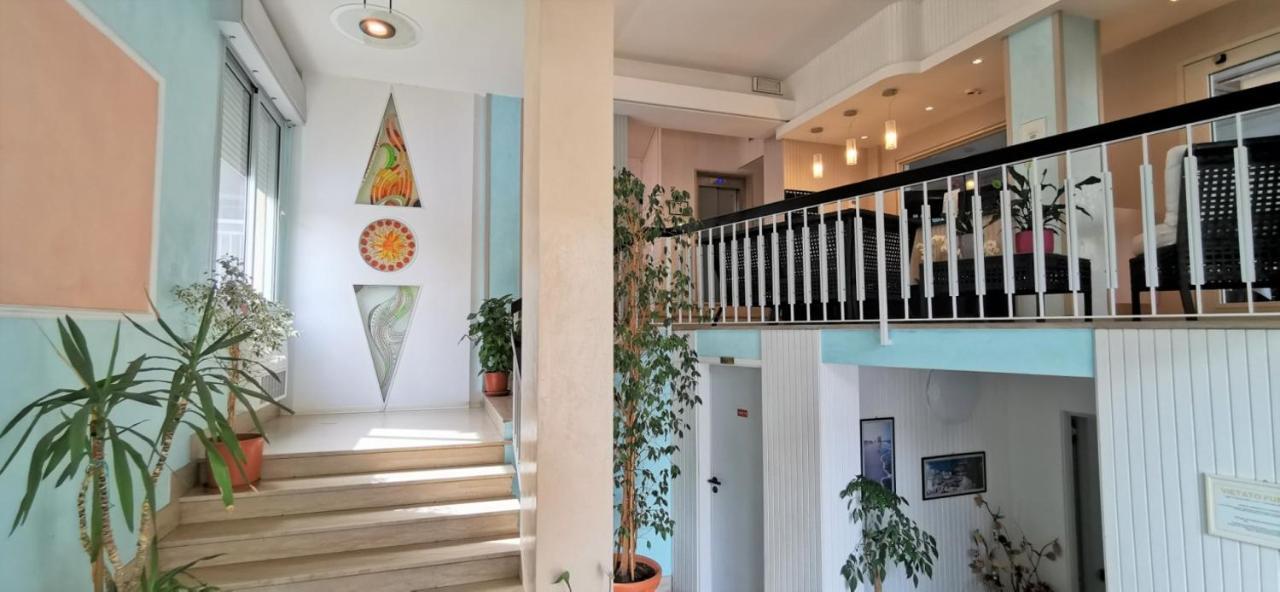 Hotel Cosmos Римини Екстериор снимка