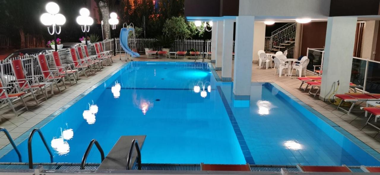 Hotel Cosmos Римини Екстериор снимка