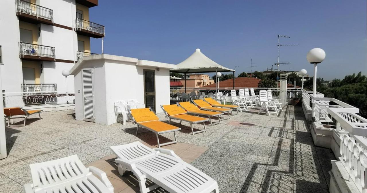 Hotel Cosmos Римини Екстериор снимка