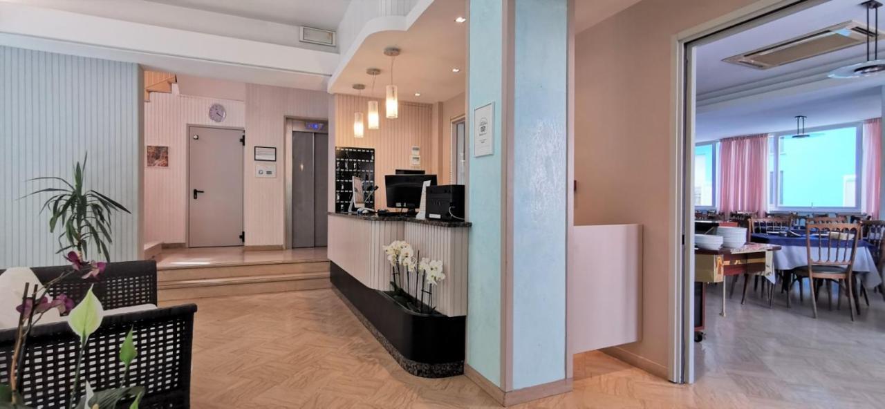 Hotel Cosmos Римини Екстериор снимка