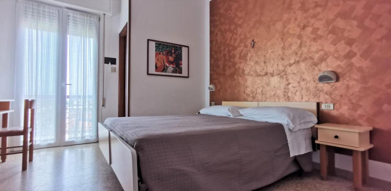 Hotel Cosmos Римини Екстериор снимка