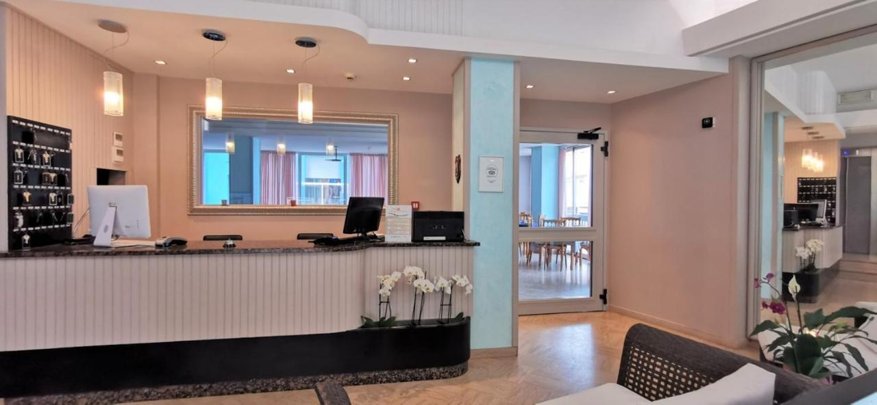 Hotel Cosmos Римини Екстериор снимка