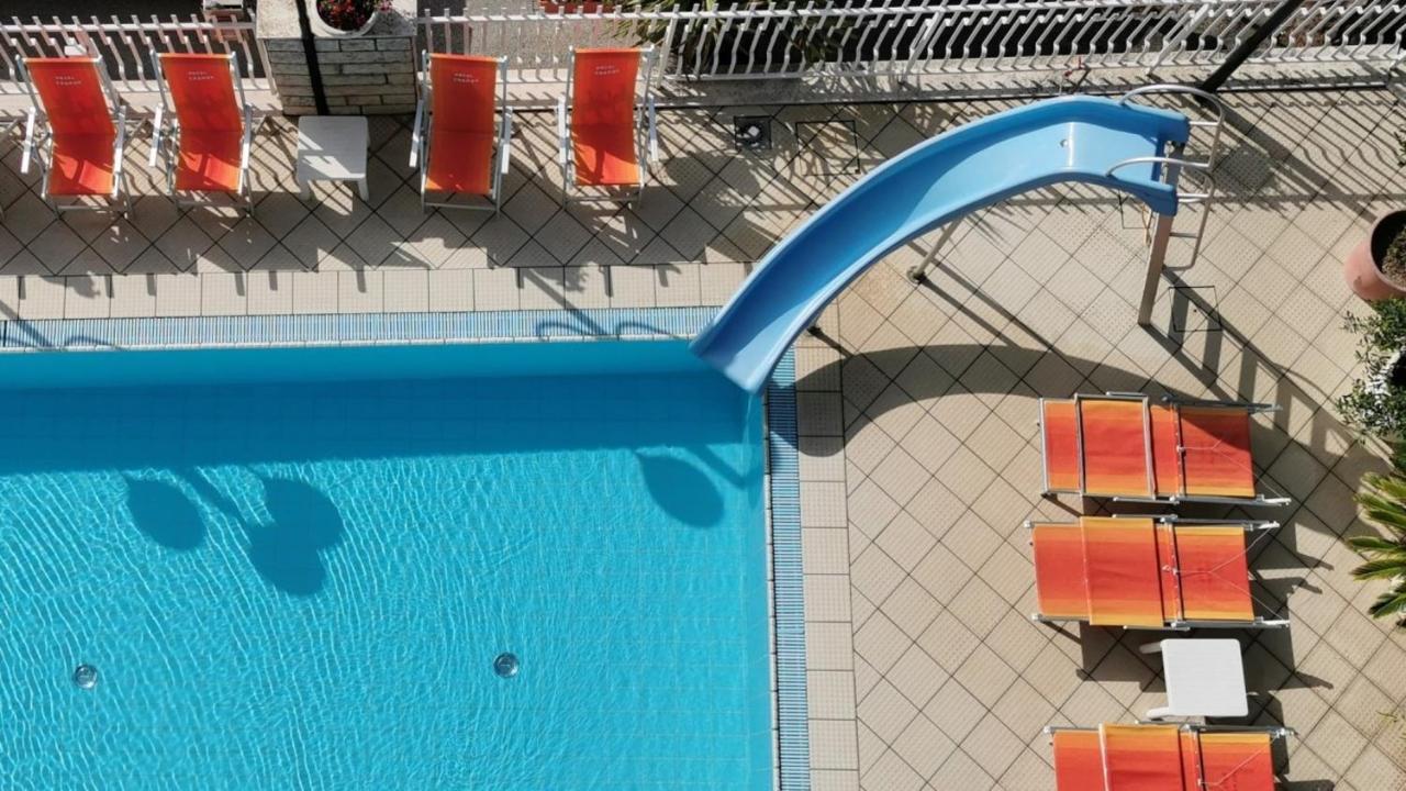 Hotel Cosmos Римини Екстериор снимка